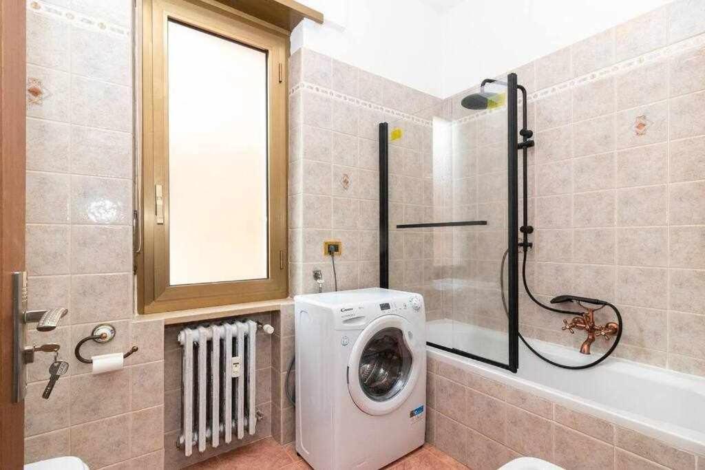 Appartamento A Pochi Passi Dalla Stazione Comodo A Coppie E Famiglie, Casa Ferrucci Колленьо Экстерьер фото