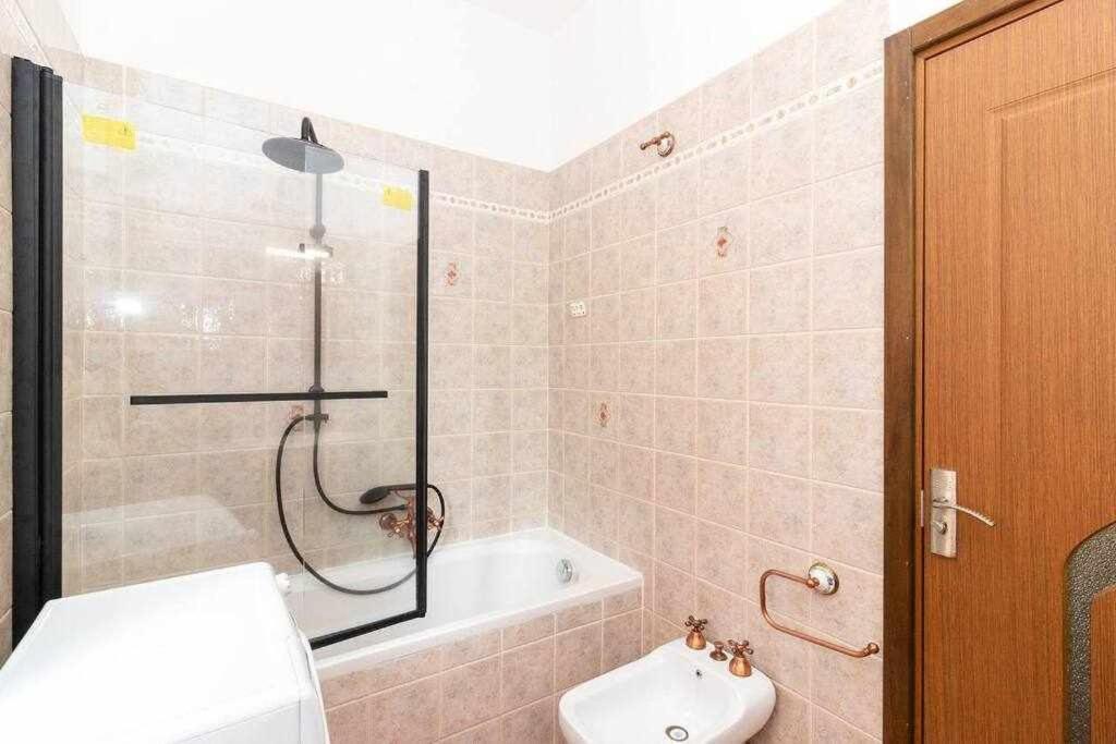 Appartamento A Pochi Passi Dalla Stazione Comodo A Coppie E Famiglie, Casa Ferrucci Колленьо Экстерьер фото